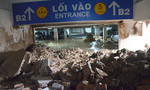 Vỡ tường hầm chung cư ở Sài Gòn, 19 xe máy bị vùi lấp trong bùn