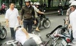 Hai thanh niên tông thẳng xe máy vào người đi đường để cướp