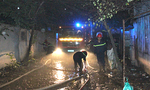 Hàng chục lính cứu hỏa dầm mưa chữa cháy trong đêm
