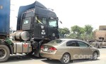 Hai vụ tai nạn trên xa lộ Hà Nội, giao thông ùn ứ kéo dài