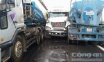 Tránh vết dầu loang trên đường, 3 xe tải ‘dính nhau’