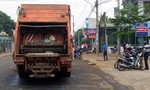 Một công nhân vệ sinh té từ xe rác xuống đường, tử vong
