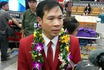Đông đảo người hâm mộ ra sân bay đón Hoàng Xuân Vinh