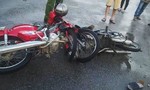 Xe máy tông nhau, hai người bị thương nặng