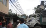 Xe tải lao dốc tông vào nhà dân