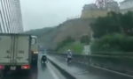 Xe khách làm 'lá chắn' bảo vệ xe máy vượt cầu Bãi Cháy trong cơn bão