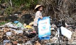 Bãi biển ‘biến’ thành nơi tập kết rác