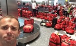 Tuyển Olympic Anh bỡ ngỡ trước 'rừng' hành lý một màu ở sân bay
