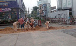 CSGT Sài Gòn dọn bùn đất giải cứu an toàn đường sắt