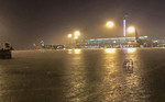 Sau cơn mưa giông, sân bay Tân Sơn Nhất chìm trong biển nước