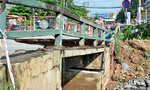 Cầu hơn 41 năm tuổi ở Sài Gòn bị sập mố do mưa