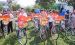 Tập đoàn Hoa Sen tặng quà cho học sinh có hoàn cảnh khó khăn tại xã Cà Ná, tỉnh Ninh Thuận