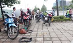 Gần trăm xe máy bị cán đinh trên đại lộ Mai Chí Thọ
