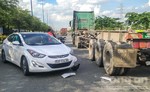 Ô tô 4 chỗ va chạm container xoay nhiều vòng trên Xa lộ Hà Nội
