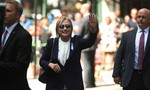 Bà Clinton bị choáng gây xôn xao chính trường Mỹ