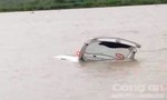Một chiếc taxi bị nước lũ cuốn trôi, tài xế thoát chết