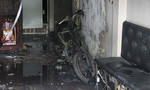 Xe máy cháy ngùn ngụt trong nhà, 2 người đang ngủ tháo chạy
