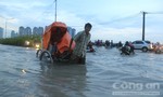 Người Sài Gòn bì bõm 'bơi' về nhà sau cơn mưa lớn