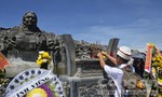 Người dân đến tham quan tượng đài Mẹ Việt Nam anh hùng