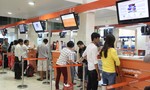 Sân bay Tân Sơn Nhất rớt mạng, hành khách làm thủ tục thủ công