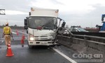 Xe tải tông dải phân cách trên đường cao tốc, tài xế thoát chết