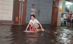 'Chèo xuồng' trên phố sau trận mưa kỷ lục ở Sài Gòn