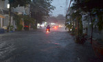 Mưa tầm tã, nhiều tuyến đường ở Sài Gòn ‘thất thủ’ vì ngập