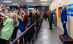 Đám đông đồng loạt quay lưng với bà Hillary chỉ để chụp ảnh 'tự sướng'