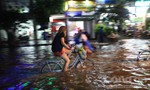 Xe đạp 'vô đối' trong ngày Sài Gòn ngập nước lịch sử