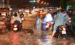Cơn mưa chiều 27-9: Dân Biên Hòa mệt nhoài chống ngập