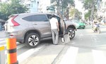 Ụ bê tông giữa đường ở Sài Gòn 'phát huy' tác dụng... phụ
