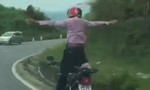 Hãi hùng ‘soái ca’ buông tay đứng trên xe máy đổ dốc, ôm cua