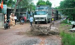 Người dân chặn xe chạy gây hư hỏng đường liên thôn