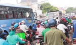 Hàng ngàn phương tiện 'chôn chân' trên đường Bùi Văn Hòa