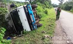 Ô tô tải lật nghiêng bên lề đường khiến người vợ chết, chồng bị thương