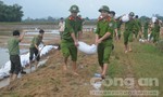 Đoàn Thanh niên Công an tỉnh Bình Định giúp dân khắc phục hậu quả lũ lụt