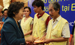 Nguyên Phó Chủ tịch nước Trương Mỹ Hoa trao quà Tết cho bệnh nhân nghèo