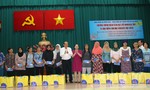 Phó thủ tướng Trương Hòa Bình tặng quà tết cho đồng bào người Chăm ở TP.HCM