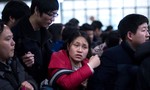 Dân Trung Quốc vạ vật ở sân bay, ga tàu chờ về quê ăn Tết