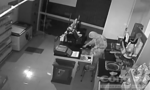 TP.HCM: Gã nhân viên bảo vệ đi trộm quên mang theo… “túi ba gang”