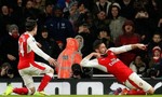 Giroud lập siêu phẩm 'bọ cạp', Arsenal leo lên vị trí thứ 3