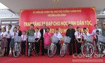 Phó Thủ tướng Trương Hòa Bình tặng quà người nghèo, học sinh hiếu học