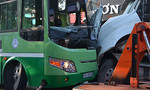 TP.HCM: Container tông nát đầu xe buýt ngày đưa ông Táo về trời