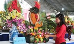 Mâm ngũ quả hình con gà lung linh tại hội chợ Hoa Xuân Quận 12