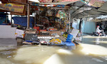 Tiểu thương Sài Gòn khóc ròng vì chợ bị ‘nước lũ’ bao vây