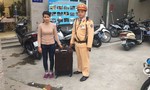 CSGT Hà Nội giúp người phụ nữ mất hết tiền về quê