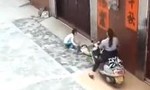 Clip người mẹ dùng xe máy cán qua người con vì không nghe lời