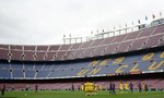 Bạo động bên ngoài, Camp Nou buồn thảm vì không khán giả