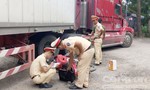 Container quay đầu tông xe máy, một phụ nữ tử vong