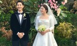 Song Hye Kyo đẹp lộng lẫy sánh bước cùng Song Joong Ki trong lễ cưới